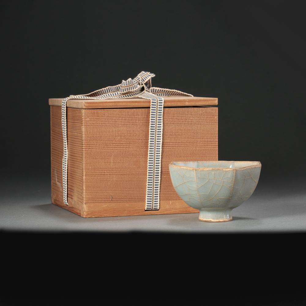 SONG DYNASTY, CHINESE GUAN WARE CUP WITH FLOWER SHAPED (1 of 11)