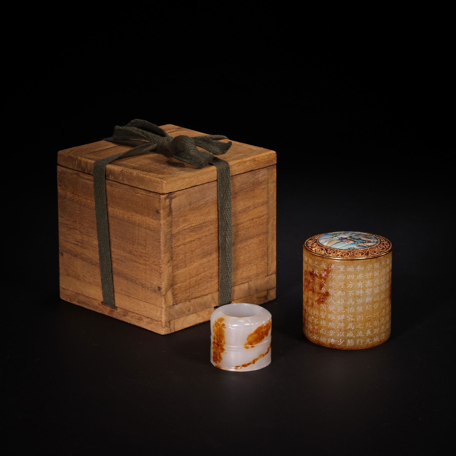 CHINESE QING DYNASTY HETIAN JADE THUMB RING AND BOX (1 of 11)