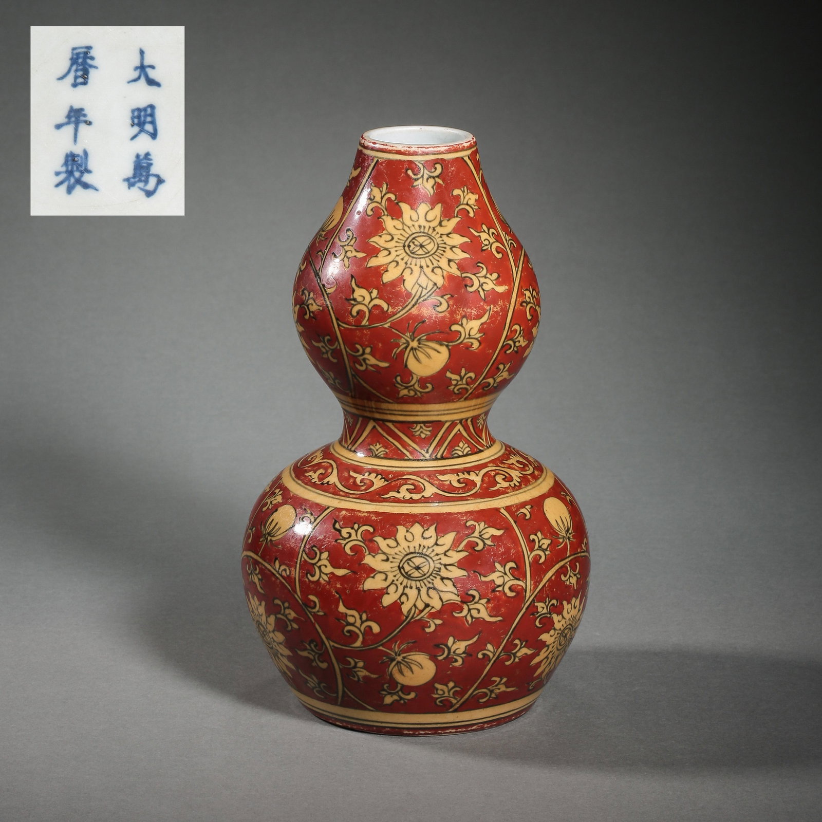 A GOURD VASE WITH FLORAL PATTERN, THE WANLI PERIOD OF: A GOURD VASE WITH FLORAL PATTERN, THE WANLI PERIOD OF THE MING DYNASTY, CHINA H. 23 cm.