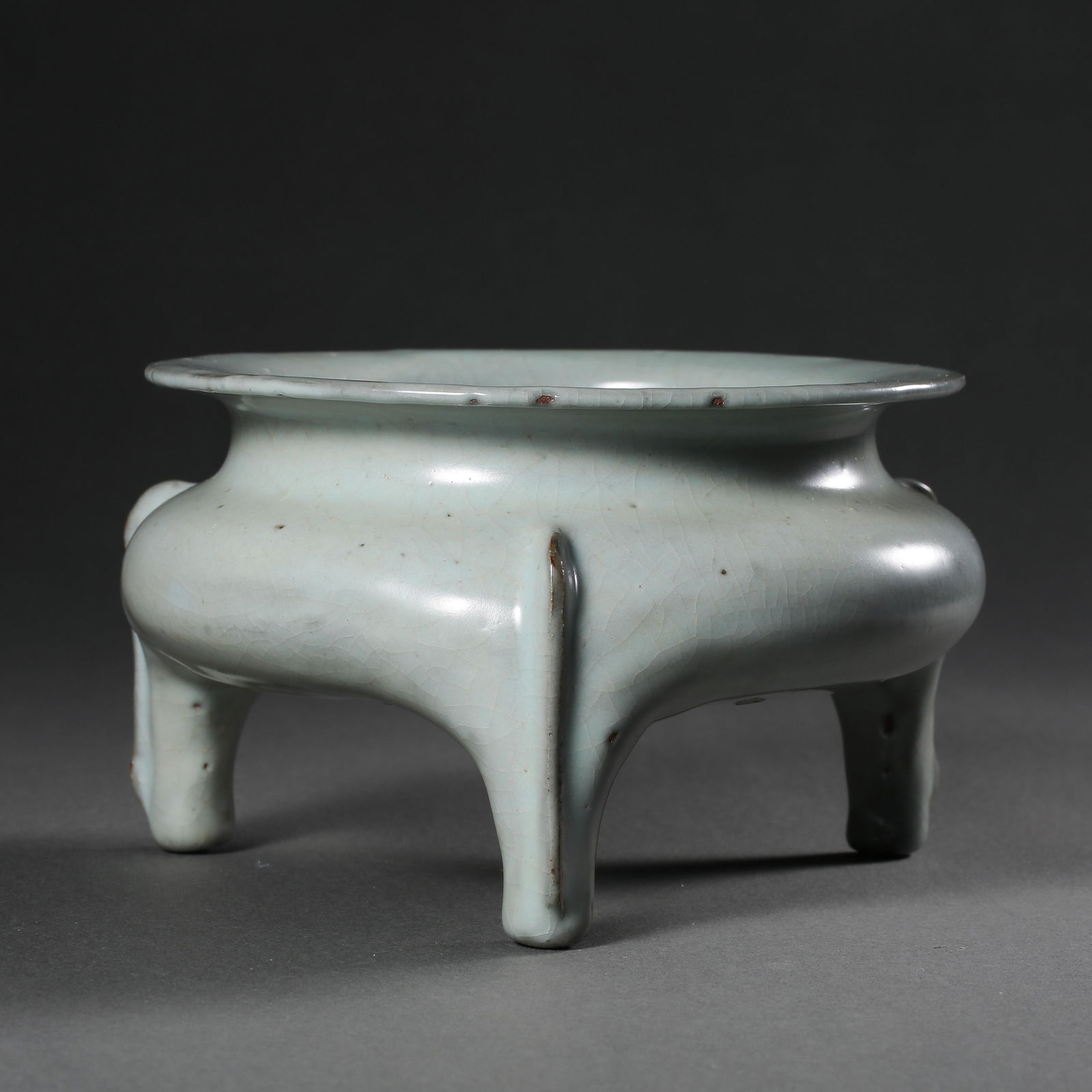 CHINESE SONG DYNASTY GUAN WARE CELADON THREE-LEGGED (1 of 10)