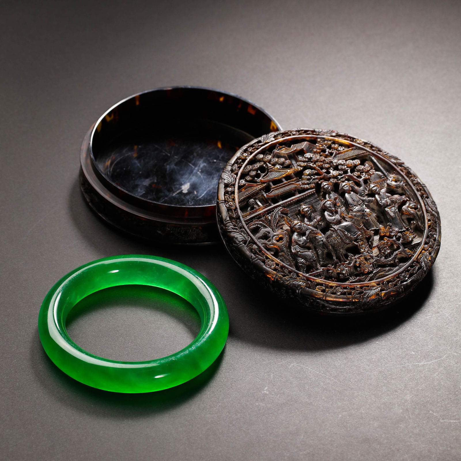 CHINESE QING DYNASTY JADE BRACELET (1 of 8)