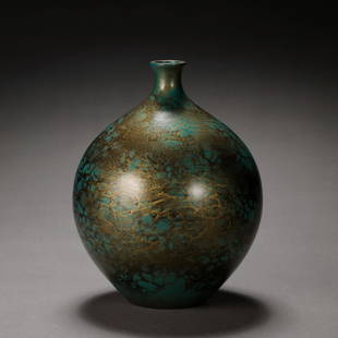 JAPANESE BRONZE LACQUERED GOLD VASE: JAPANESE BRONZE LACQUERED GOLD VASE H. 20 cm. Weight 1102 gram.