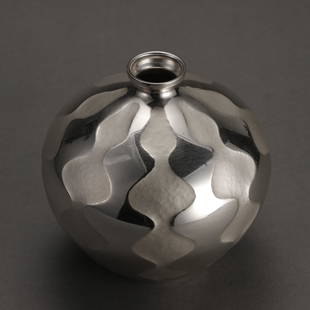 BRITISH FINE SILVER VASE: BRITISH FINE SILVER VASE H. 13 cm. Weight 268 gram.