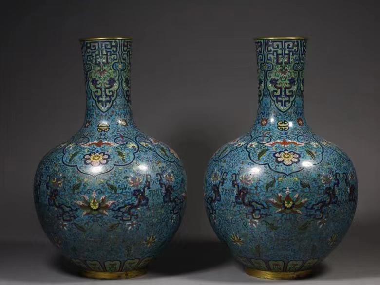 A PAIR OF CHINESE QING DYNASTY COPPER TIRE ENAMEL BOTTLE (1 of 10)