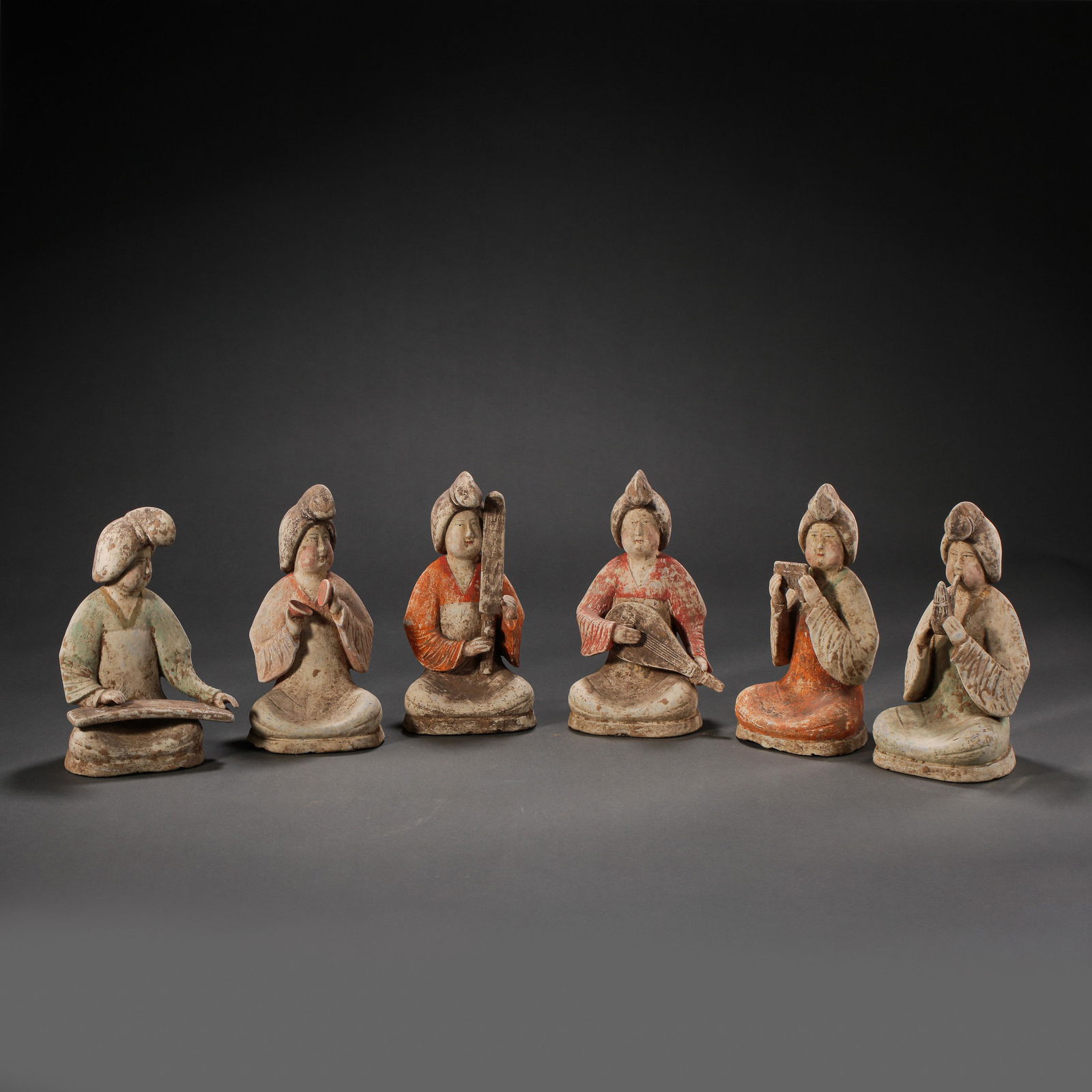 A GROUP OF TANG DYNASTY PAINTED POTTERY FIGURINES (1 of 14)