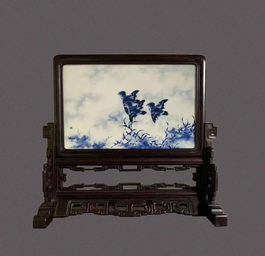 20TH CENTURY CHINESE SMALL LEAF ROSEWOOD WANGBU BLUE AND WHITE PORCELAIN SCREEN (1 of 8)