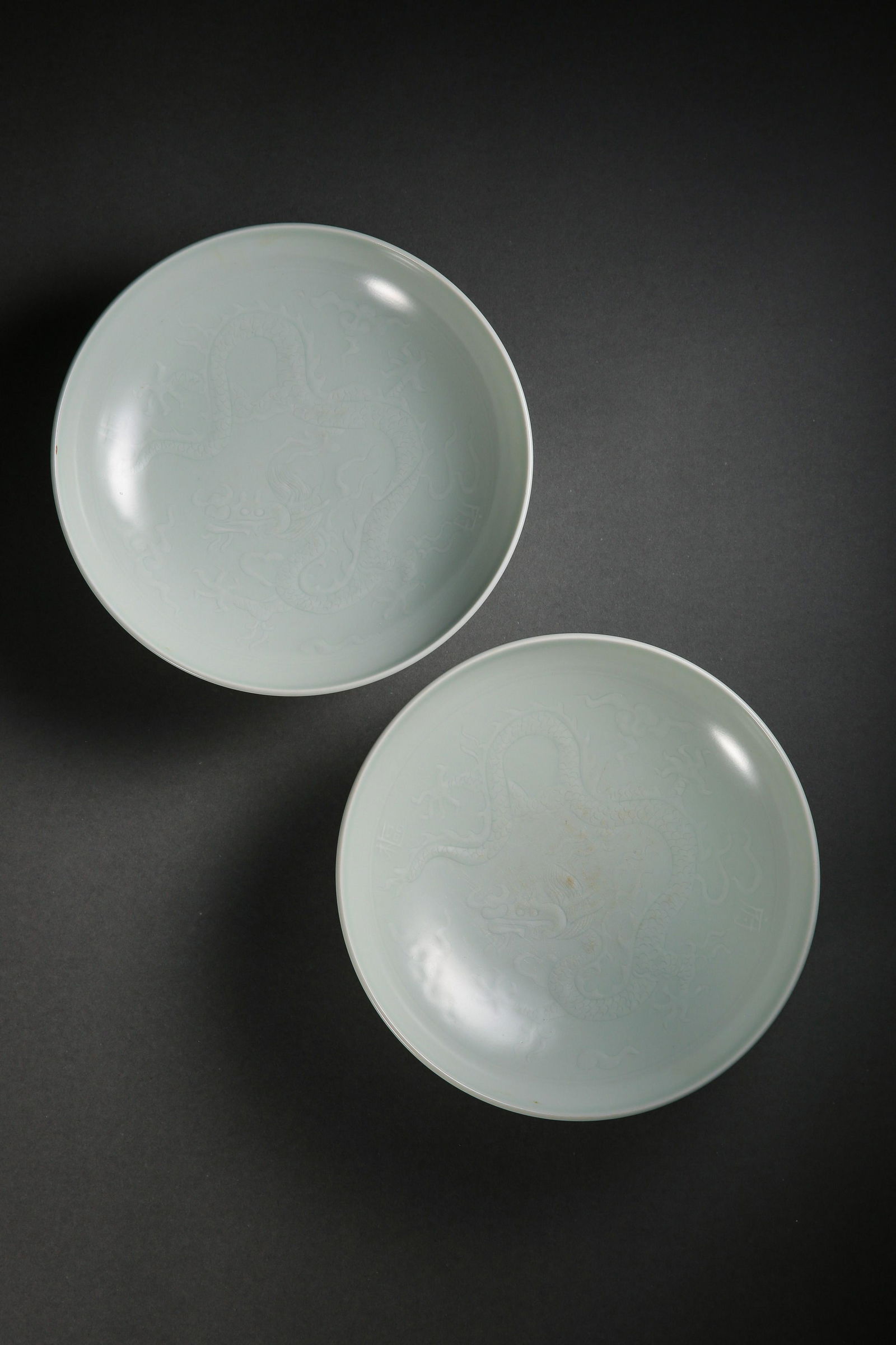 A PAIR OF CHINESE YUAN DYNASTY SHUFU WARE DRAGON PATTERN PLATES (1 of 14)