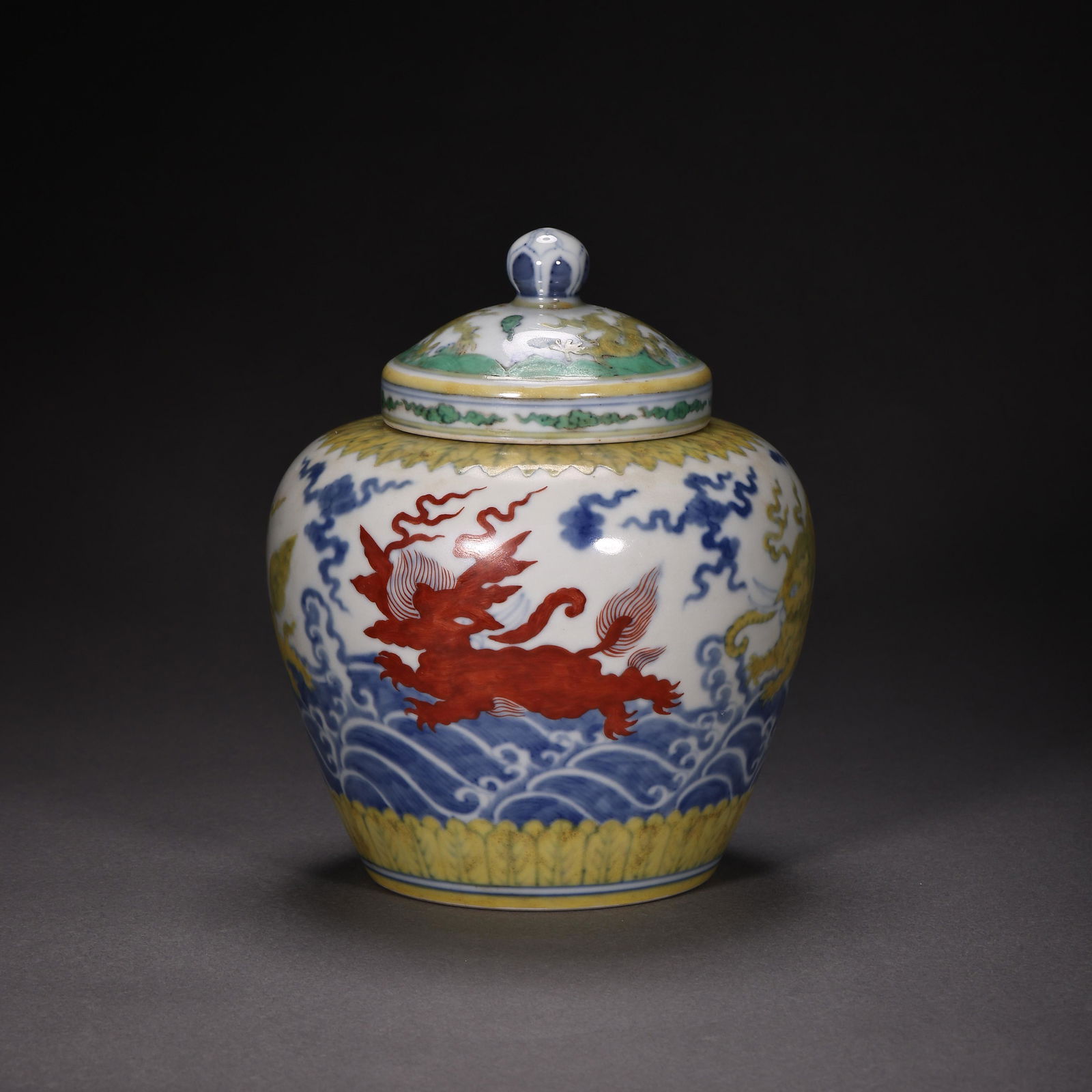 CHINESE MING DYNASTY CHENGHUA BUCKET COLOR POT (1 of 8)