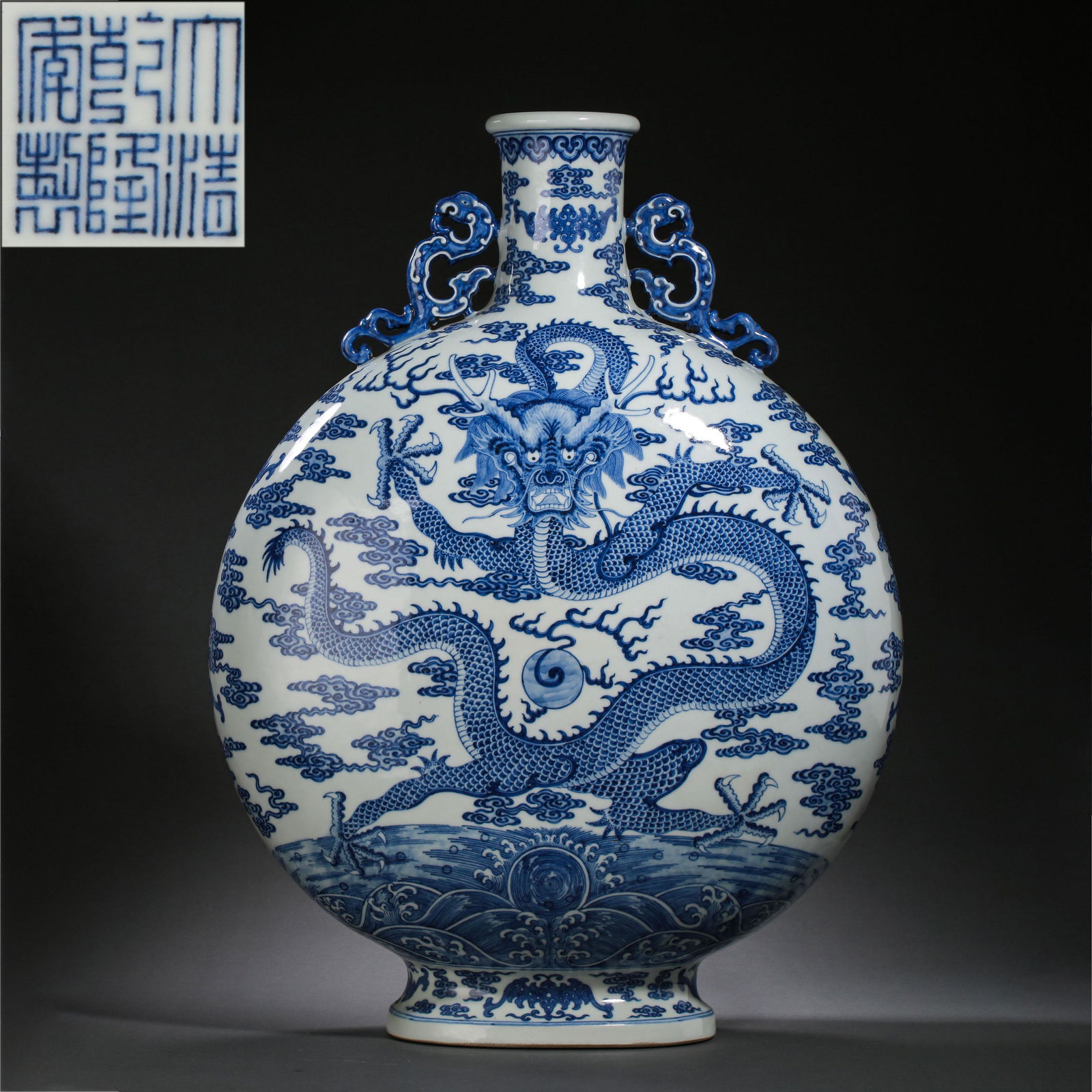 CHINA QING DYNASTY QIANLONG PERIOD BLUE AND WHITE DRAGON PATTERN FLAT VASE (1 of 10)