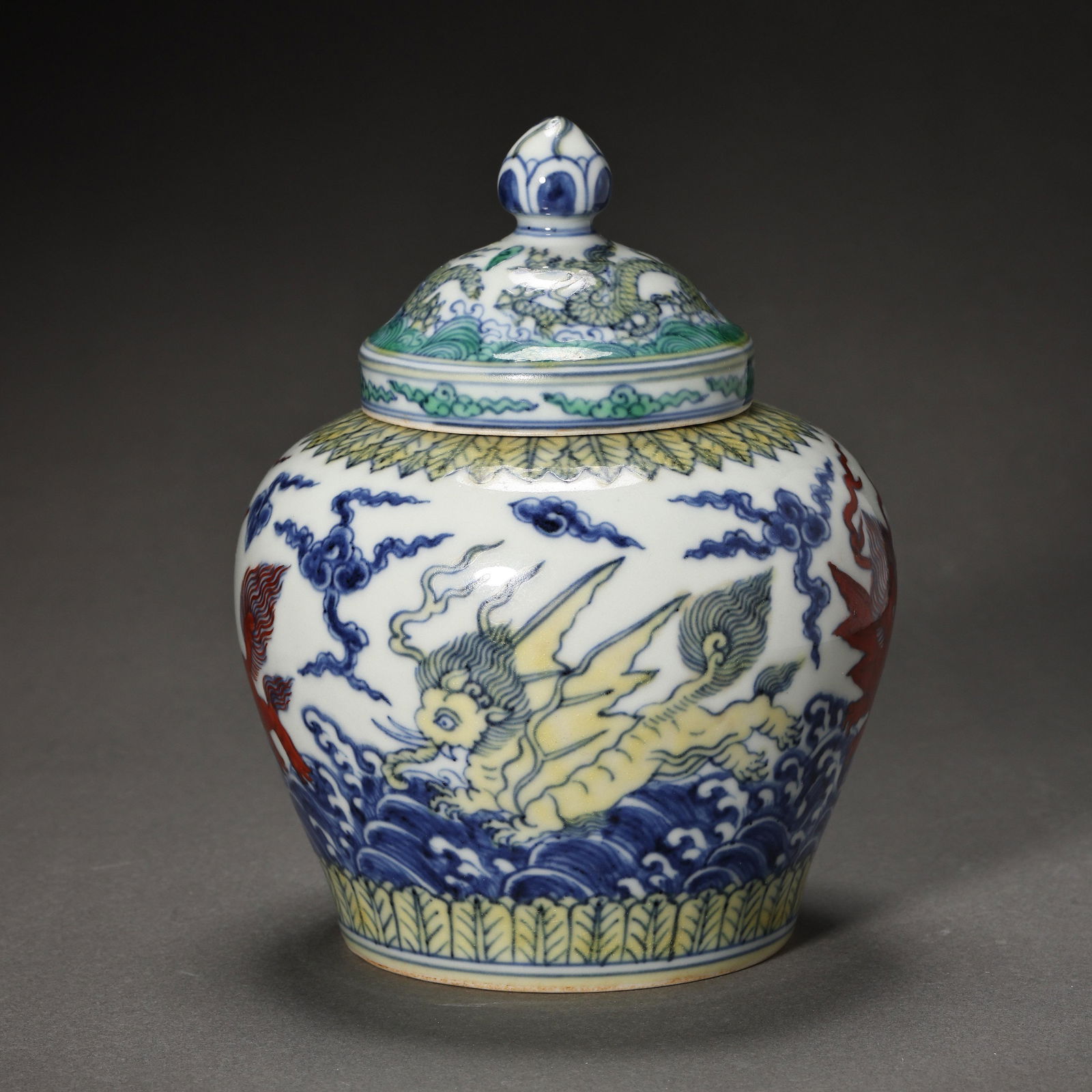 CHINESE QING DYNASTY WUCAI LIDDED JAR (1 of 12)