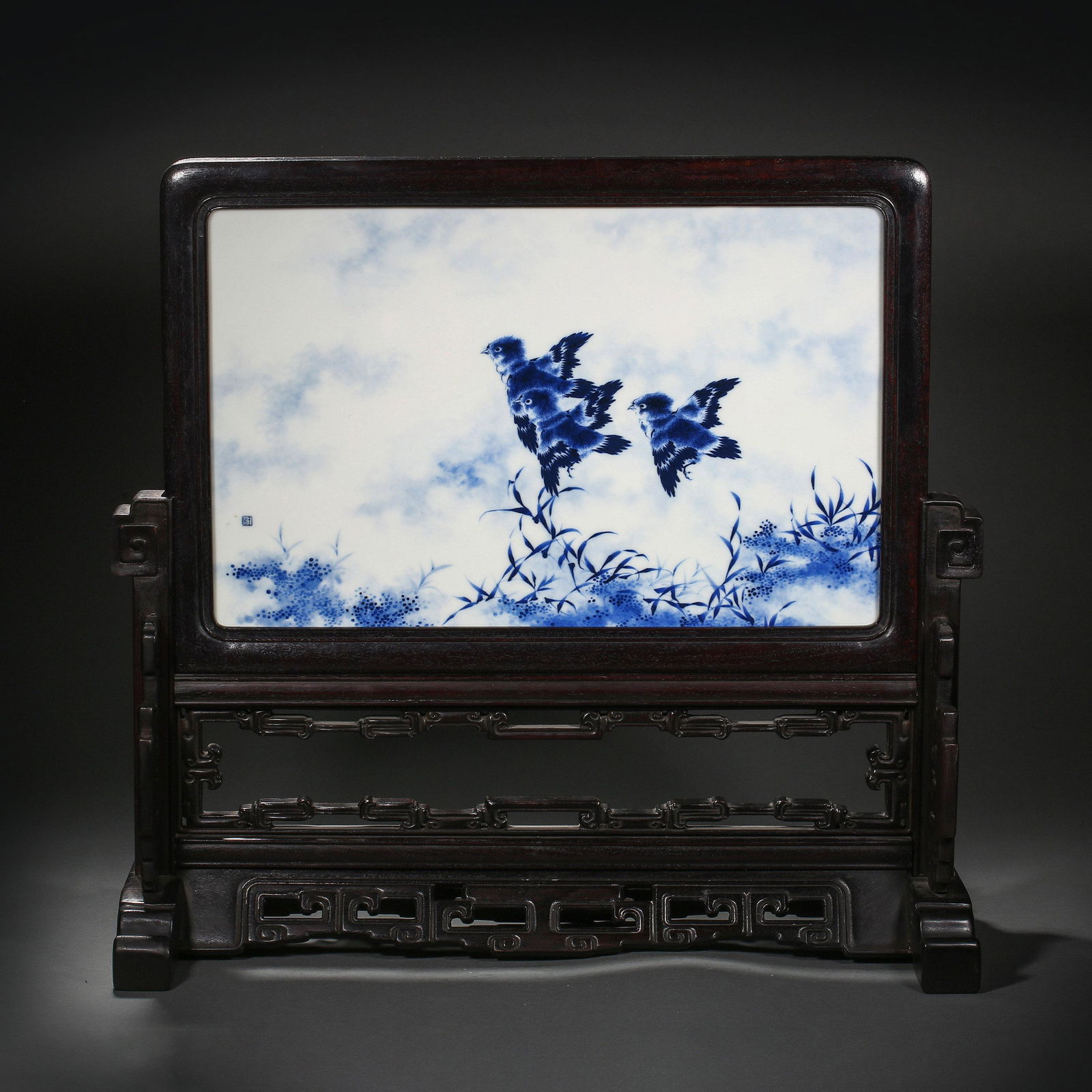 CHINESE 19TH CENTURY RED SANDALWOOD BLUE AND WHITE SCREEN (WANG BU) (1 of 11)