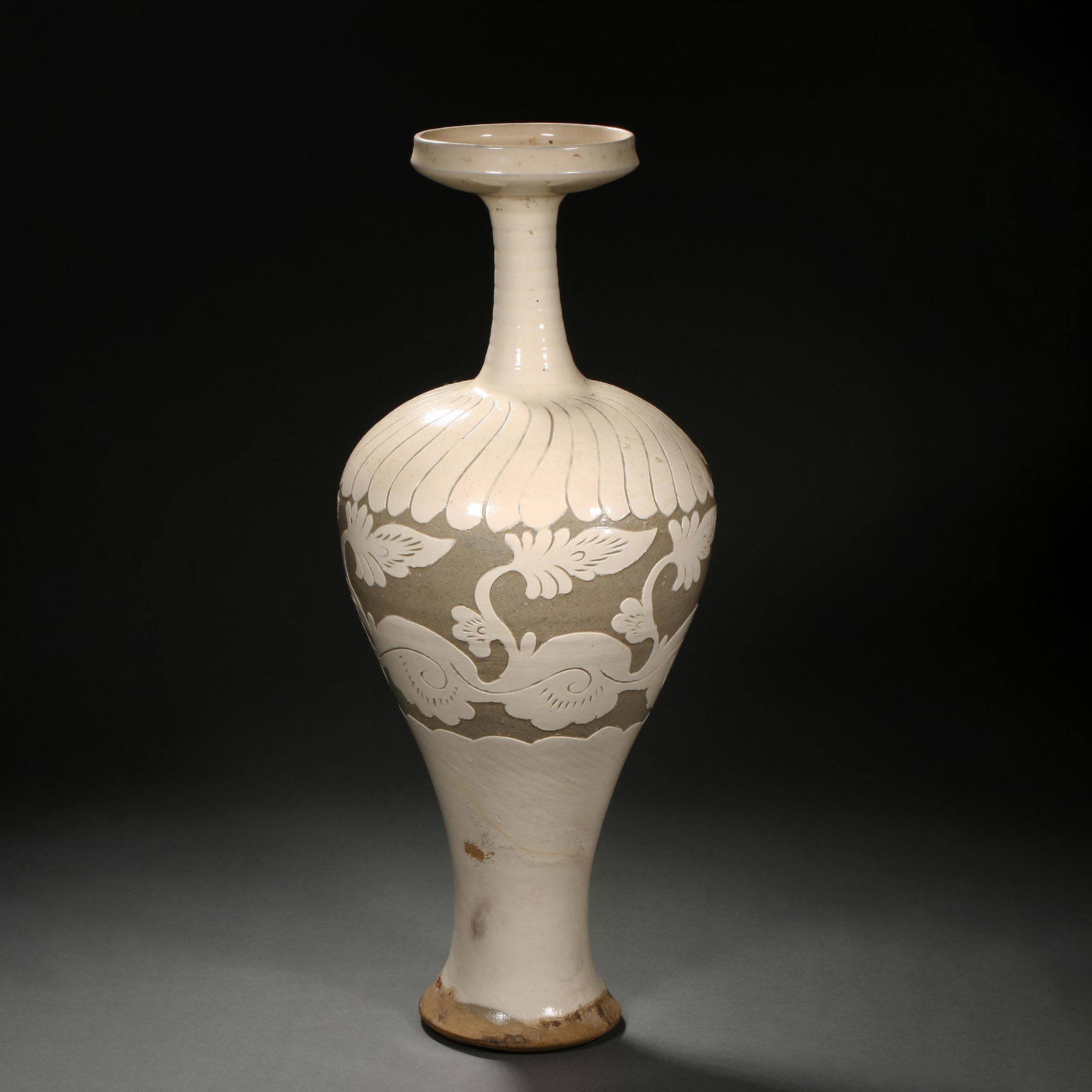 CHINESE LIAO DYNASTY CIZHOU WARE CARVED LONG NECKED VASE (1 of 8)