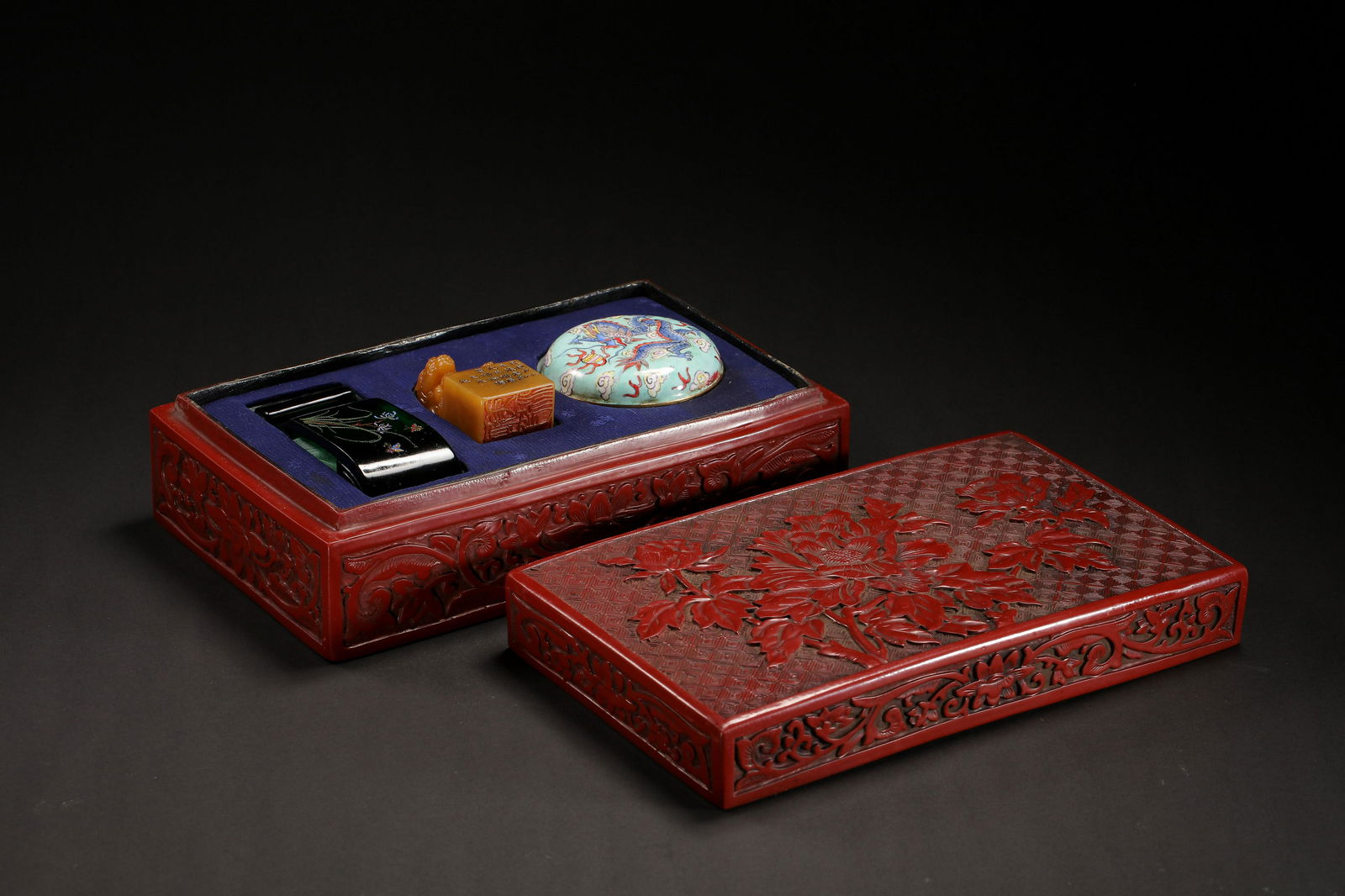 CHINESE QING DYNASTY LACQUERWARE TREASURE BOX (1 of 16)