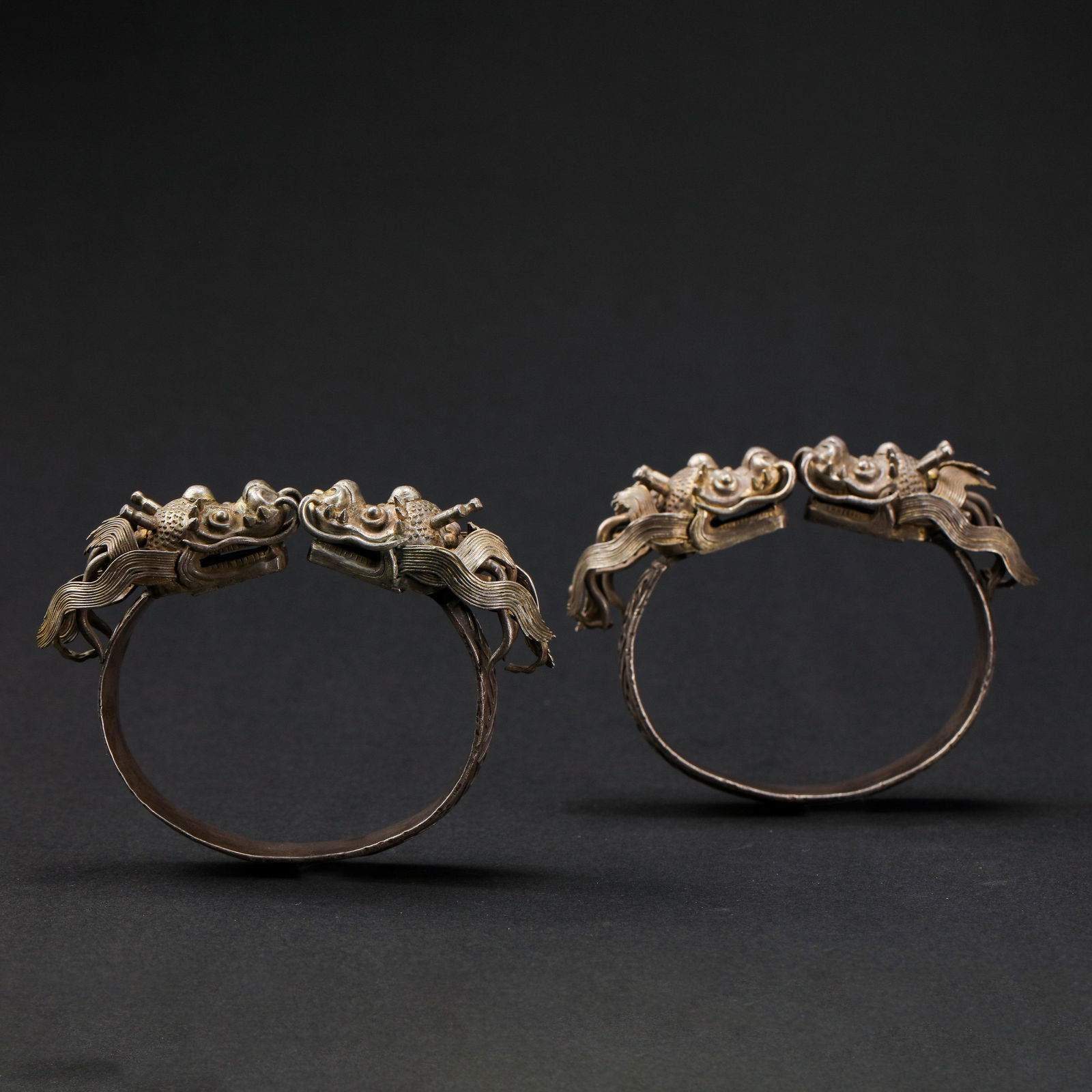 A PAIR OF CHINESE QING DYNASTY SILVER BRACELETS (1 of 13)