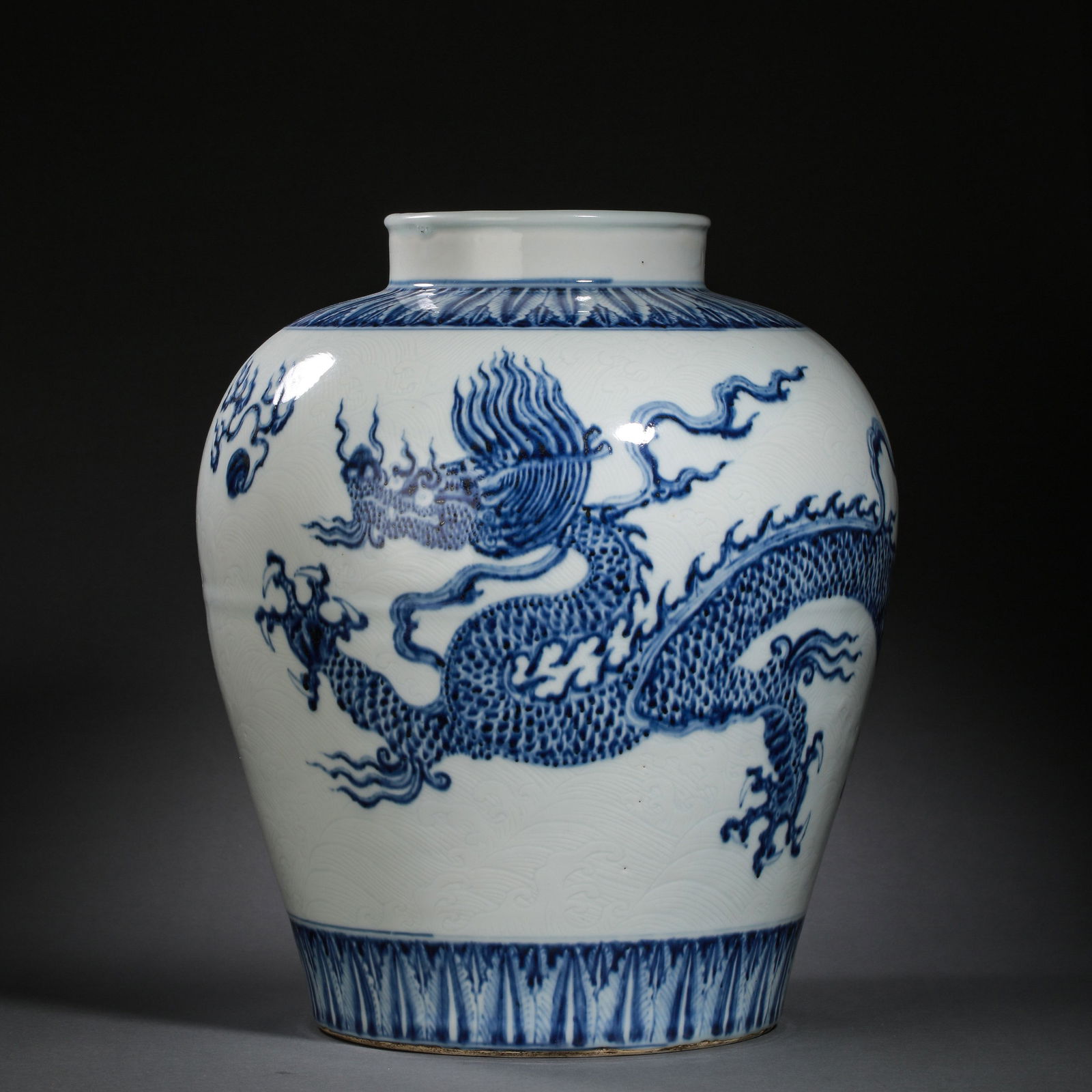 CHINESE QING DYNASTY BLUE AND WHITE JAR WITH DRAGON PATTERN (1 of 11)