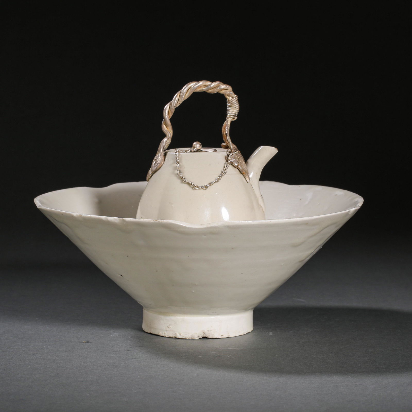A SET OF WHITE PORCELAIN FROM DING WARE IN SONG DYNASTY, CHINA (1 of 20)