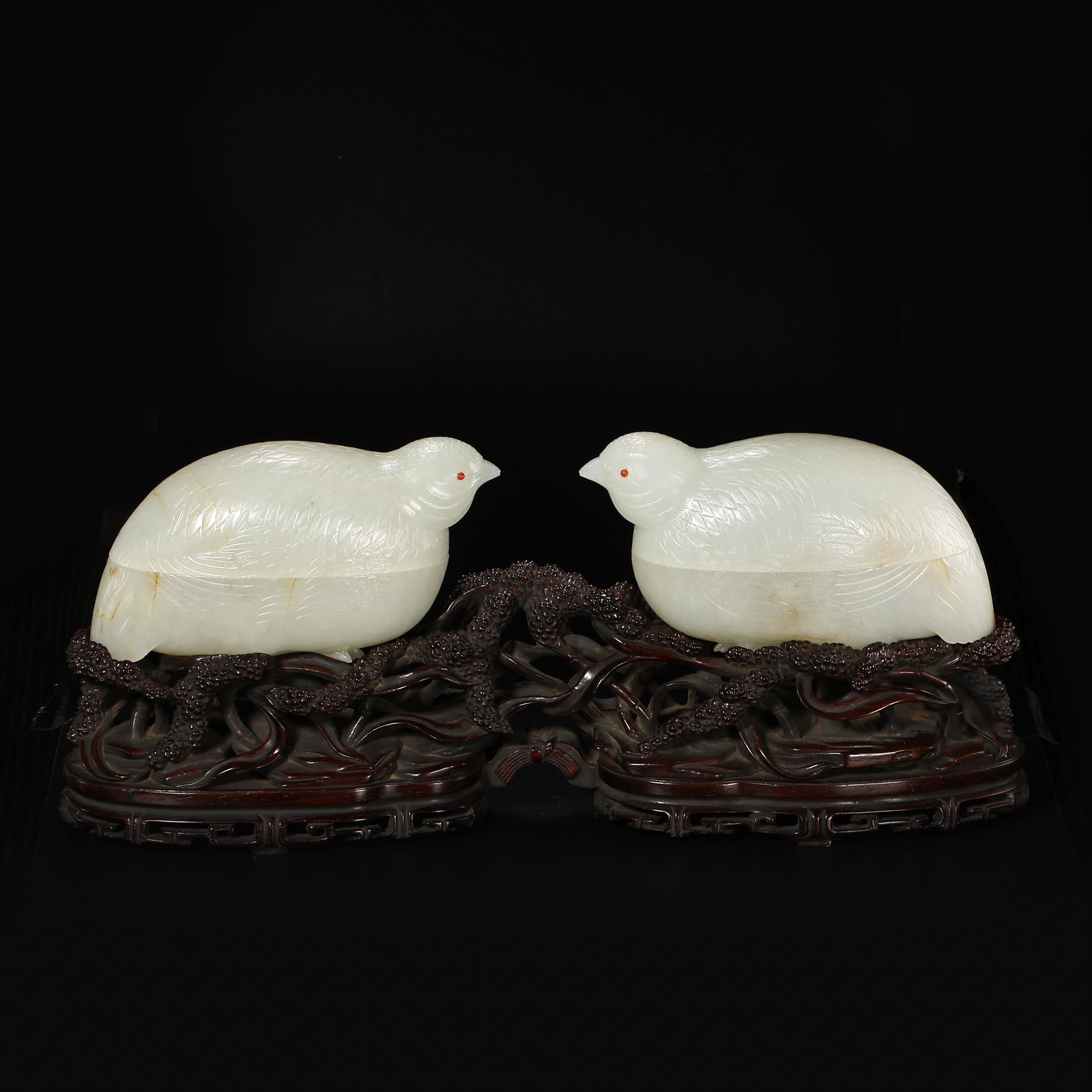 A PAIR OF CHINESE QING DYNASTY HETIAN JADE BIRD-SHAPED BOXES (1 of 15)