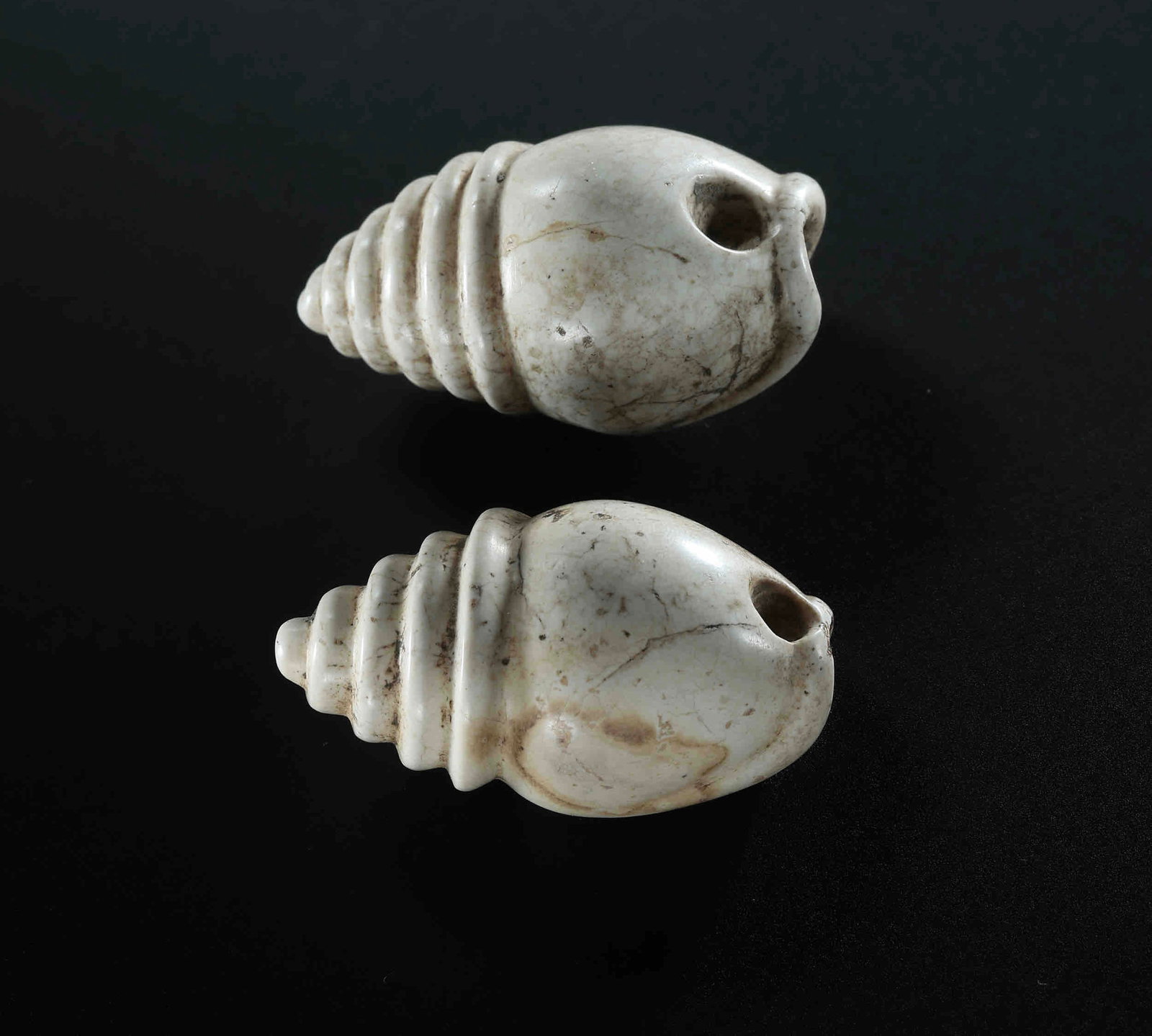 A pair of jade seashells from the Hongshan culture of the Neolithic period in China: L. 4.1 cm. L. 4 cm. Weight 42 gram.