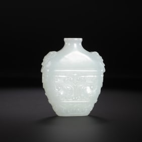 Chinese Hetian white jade snuff bottle from the Qing Dynasty