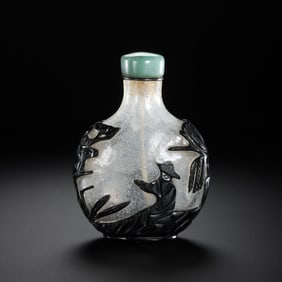 Chinese white-ground black-colored figure snuff bottle from the Qing Dynasty