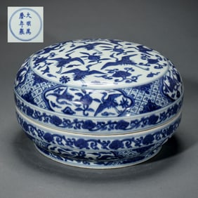 Chinese Ming Dynasty Wanli Period Blue and White Flying Crane Pattern Lid Box