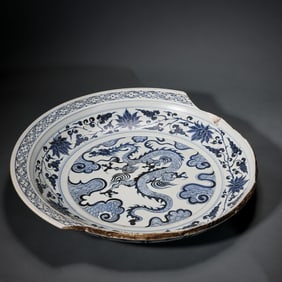 Chinese Yuan Dynasty blue and white dragon pattern plate specimen