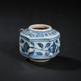 Blue and white flower patterned bird food jar from the Xuande period of the Ming Dynasty