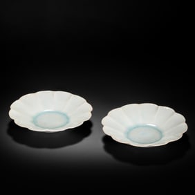 A pair of Hutian ware green glaze flower mouth plates of Southern Song Dynasty China