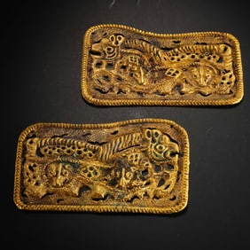 A pair of Erdos culture gold ribbon plaques