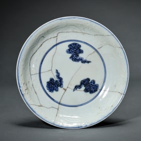 chinese Ming Dynasty Xuande period blue and white dragon pattern plate