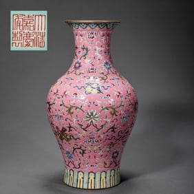 Famous-colored vine-shaped flower-patterned appreciation vase from the Jiaqing period of the Qing