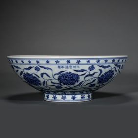 Bowl with blue and white flower pattern from the Xuande period of the Ming Dynasty