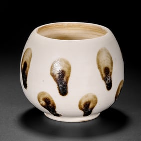 Chinese Tang Dynasty white porcelain dotted chicken heart pot