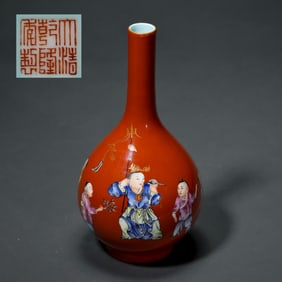 Long neck vase with baby alum pattern, Qianlong period, Qing Dynasty