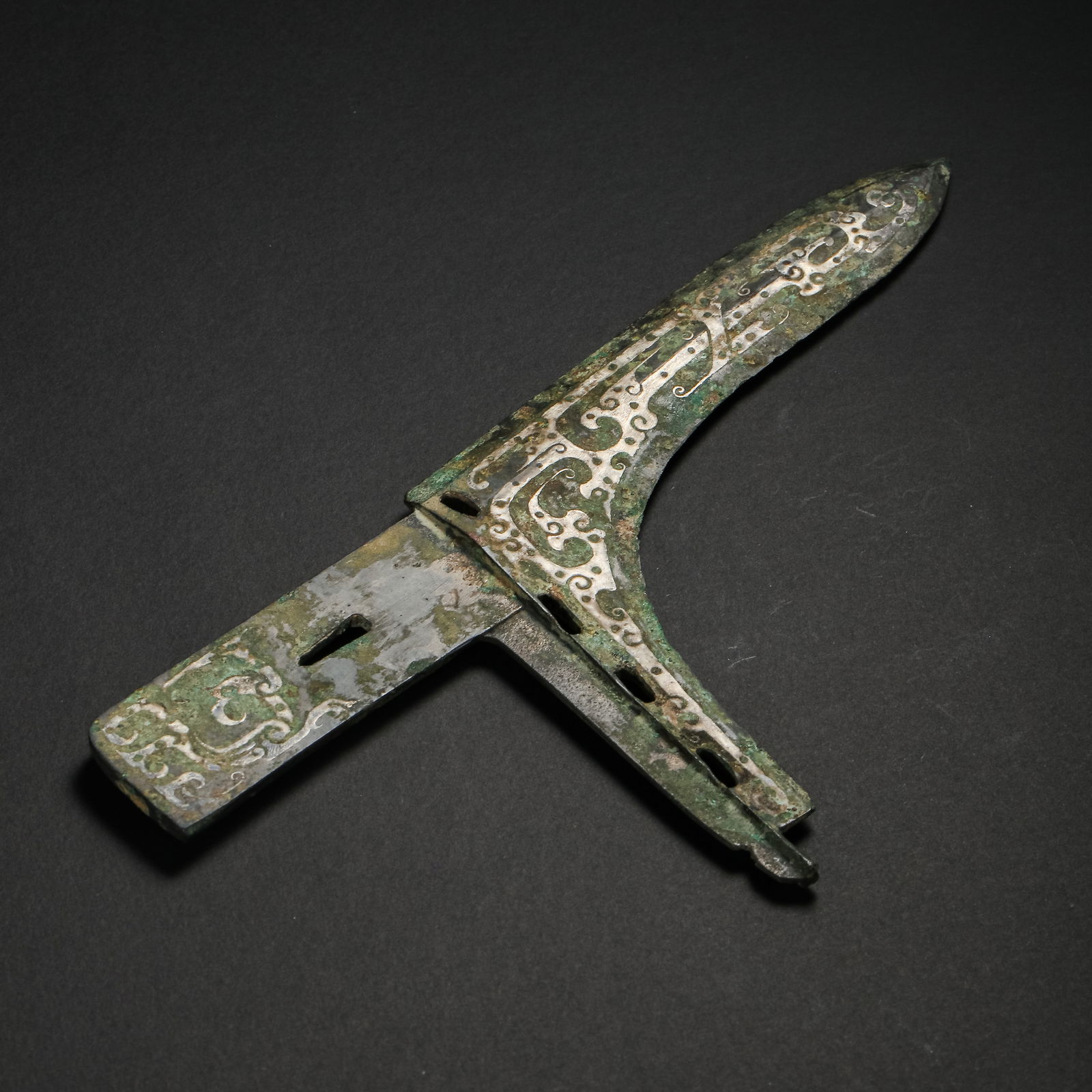 A PAIR OF CHINESE WARRING STATES PERIOD GILT-SILVER GORGETS: W. 10.2 cm. L. 19.8 cm. Weight 157 gram.