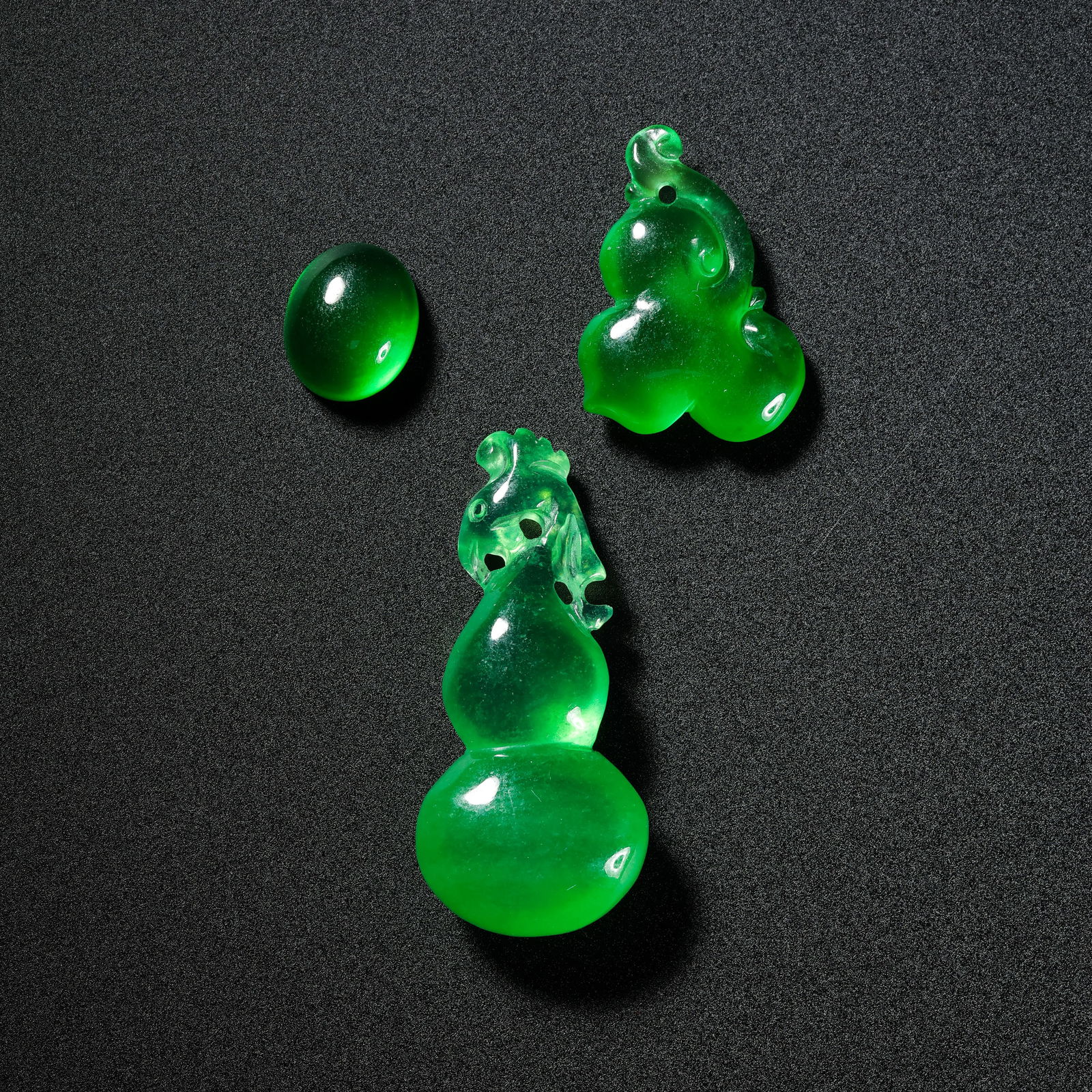 A GROUP OF CHINESE QING DYNASTY JADEITE PENDANTS AND RINGS (1 of 4)