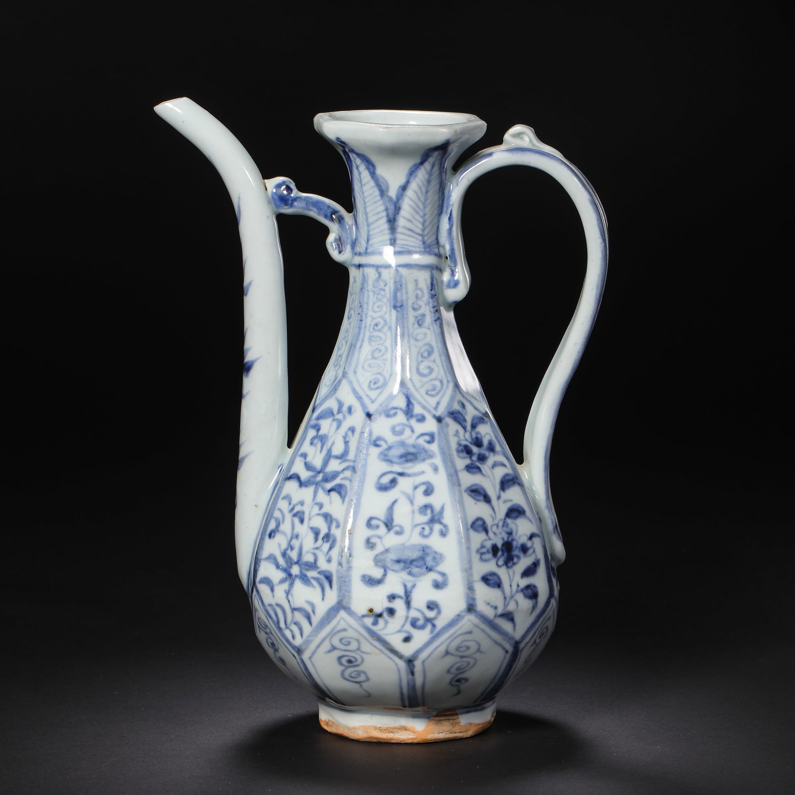 CHINESE YUAN DYNASTY BLUE AND WHITE FLORAL FLASK: H. 19.5 cm. W. 14.5 cm.