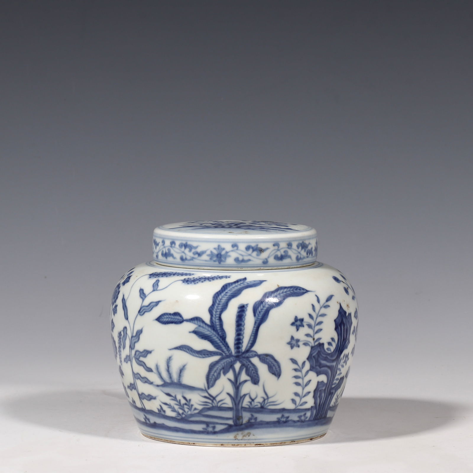 Chinese Ming Dynasty Chenghua period blue and white lid jar (1 of 9)