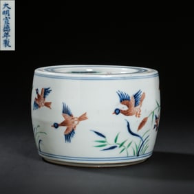 Cricket jar with flower and bird patterns, Ming Dynasty, China