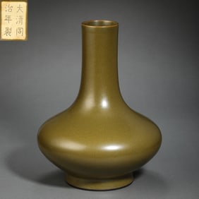 Chinese Qing Dynasty Tongzhi Period Tea Leaves Glaze Long Neck Vase