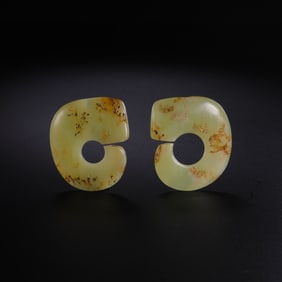 pair of jade artifacts from the Hongshan culture of China’s Hongshan period