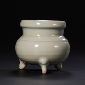 Yaozhou kiln moon-white glaze tripod furnace, late Tang and Five Dynasties, China