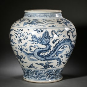 Chinese Ming Dynasty Blue and White Dragon Pattern Jar