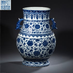 Chinese Qing Dynasty Qianlong period blue and white twined flower pattern double-handled vase