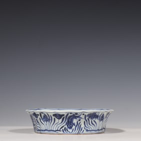 Blue and white fish and algae pattern washbasin, Xuande period, Ming Dynasty, China