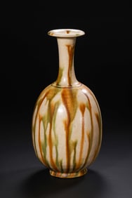Chinese Tang Dynasty tri-colored long-necked flask