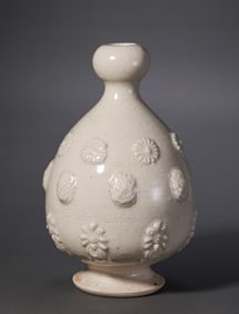Chinese Sui Dynasty Gongxian Kiln White Porcelain Gourd Vase with Flower Pattern