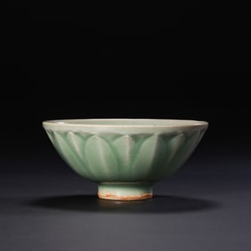 Chinese Southern Song Dynasty Longquan kiln green glaze lotus petal pattern bowl