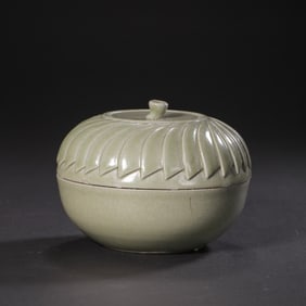 Chinese Tang Dynasty Yue Kiln Celadon Apple Covered Box