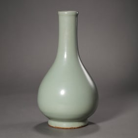Chinese Southern Song Dynasty Longquan kiln green glaze long-necked vase